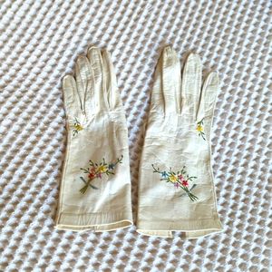 Cute white vintage leather gloves with floral embroidery.